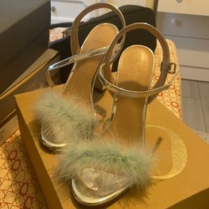 Baby blue fluffy heels !